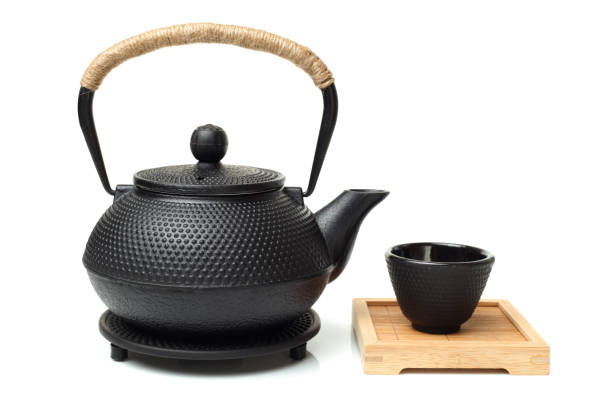 primo piano del tè cinese impostato su sfondo bianco - chinese tea teapot isolated tea foto e immagini stock
