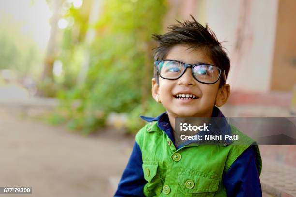 Kuvapankin valokuva otsikolla Intialainen Lapsi Käyttää Silmälasia – Lataa kuva nyt - Lapsi, Silmälasit, Poika