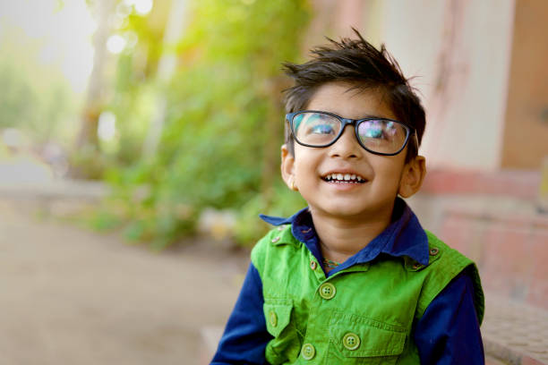 indyjskie dziecko nosi okulary - glasses child little boys happiness zdjęcia i obrazy z banku zdjęć