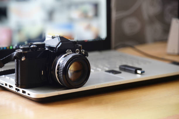 digital studio photography workstation. retro film dslr camera, laptop computer screen and flash drive memory card - memory card imagens e fotografias de stock