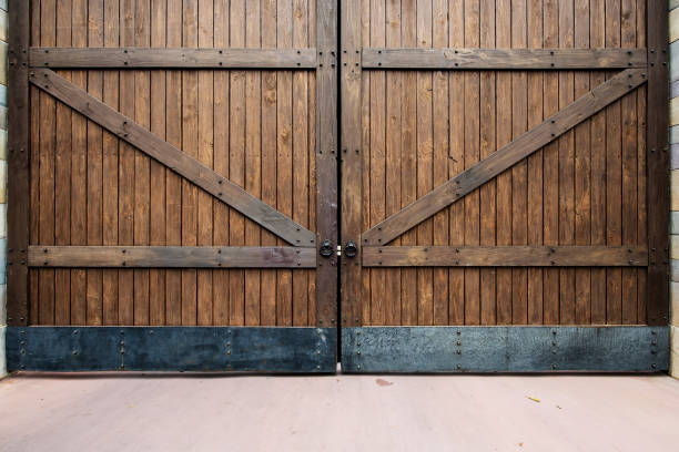 fundo de textura do portão de madeira - door old fashioned old closed - fotografias e filmes do acervo