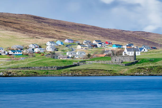 wioska voe, szetlandy szkocji - shetland islands zdjęcia i obrazy z banku zdjęć