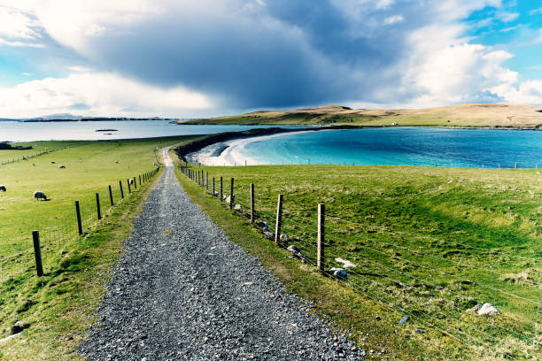 bannamin beach, west burra, shetland islands of scotland - shetlandeilanden stockfoto's en -beelden