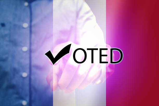 wybory we francji z człowiekiem wskazującym tekst głosowania i tło flagi. - lr pan zdjęcia i obrazy z banku zdjęć