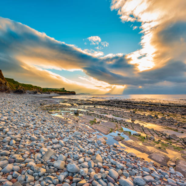 kilve strand bei sonnenuntergang - area of outstanding natural beauty stock-fotos und bilder