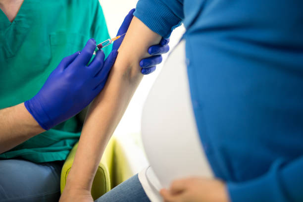 doctor vacunación joven embarazada - flu virus russian influenza swine flu virus fotografías e imágenes de stock