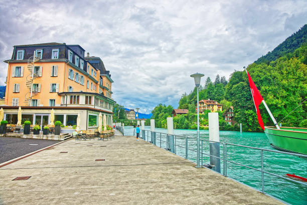インターラーケンとブリエンツ湖ベルンのカントン スイス連邦共和国の港 - swiss culture european alps house brienz ストックフォトと画像
