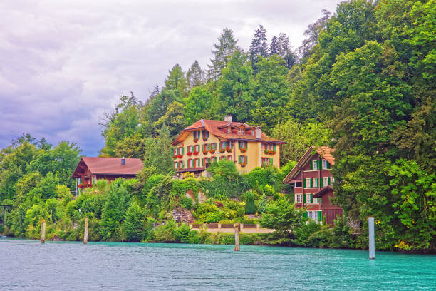 chalets en interlaken y el lago de brienz en suiza del cantón de berna - swiss culture chalet brienz european alps fotografías e imágenes de stock