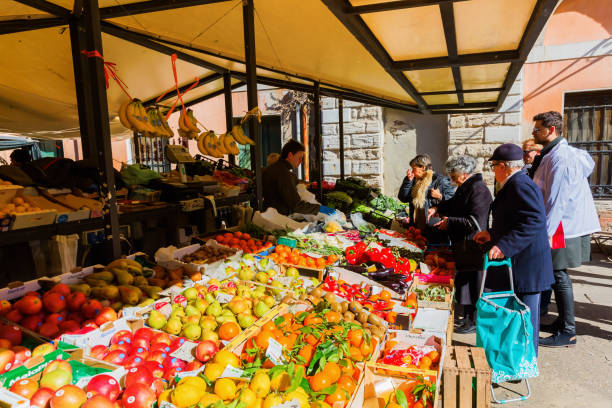 mercato al mercato di via rialto a venezia - photography urban scene venice italy veneto foto e immagini stock