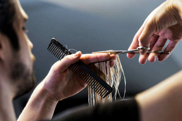 corte de cabello - hair care combing women human hair fotografías e imágenes de stock