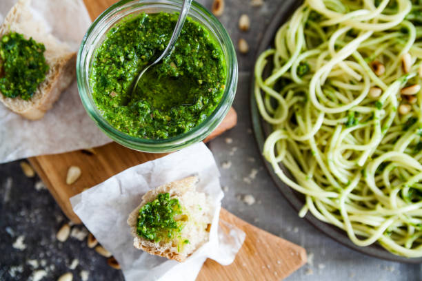 pesto de alho selvagem com pinhões - ramson - fotografias e filmes do acervo