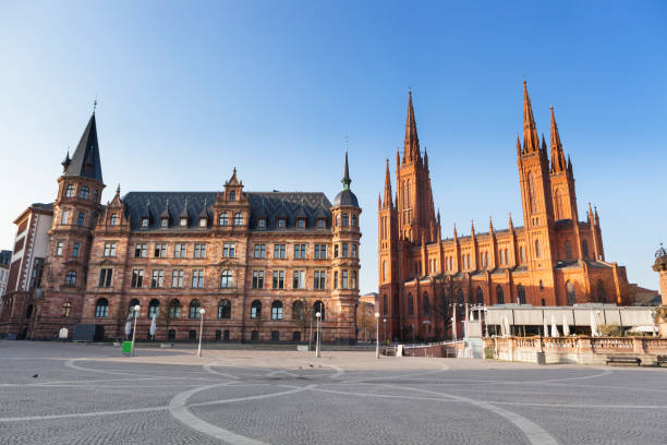 ヴィースバーデン、ドイツ - 市庁舎、マルクト教会 - ヴィースバーデン ストックフォトと画像