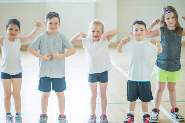 성과향상을 촉진하는 유연한 - child flexing muscles little boys togetherness 뉴스 사진 이미지