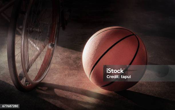 Basketball Und Rollstuhl In Einer Einsamen Atmosphäre Im Konzept Enttäuschung Verletzung Mutlosigkeit Verzweiflung Stockfoto und mehr Bilder von Rollstuhl-Basketball