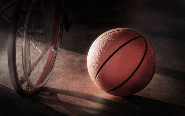 sedia basket e ruota in un'atmosfera solitaria, nel concetto delusione, infortunio, scoraggiamento, disperazione - basket su sedia a rotelle foto e immagini stock