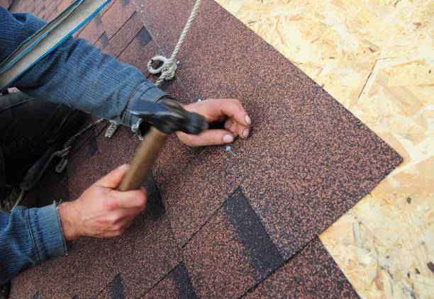 dekarz zainstaluj gonty dachowe asfaltowe. widok z bliska na dekarze instalacja dachowa dachowe gonty montaż. budowa dachów, dekarz naprawa dachów. - roof roofer wood shingle house zdjęcia i obrazy z banku zdjęć