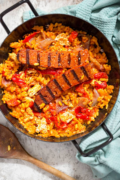 griddled chorizo und huhn mit paprika paella - beer food paella clam stock-fotos und bilder