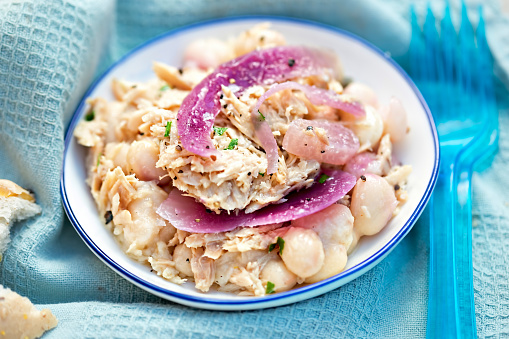 Tuna with beans & red onion - Spanish style salad