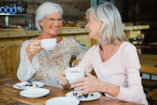 szczęśliwi starsi przyjaciele na kawę i śniadanie - 60s senior adult breakfast cheerful zdjęcia i obrazy z banku zdjęć