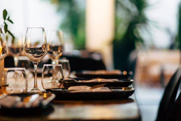 cadre de table de luxe. - flatware silverware in a row eating utensil photos et images de collection