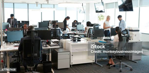 Interior De Oficina Abierta Moderna Ocupado Con Personal Foto de stock y más banco de imágenes de Oficina