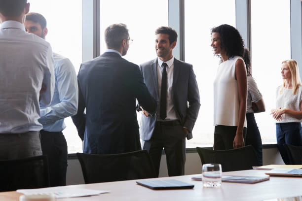 empresarios estrecharme la mano antes de reunión en la sala de juntas - break office 30s 20s fotografías e imágenes de stock