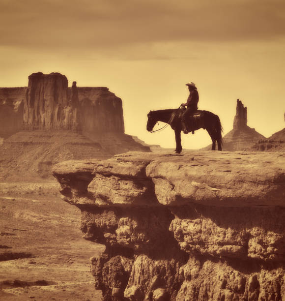 western cowboy native american na koni v monument valley tribal park - domorodé obyvatelstvo etnikum fotky - stock snímky, obrázky a fotky
