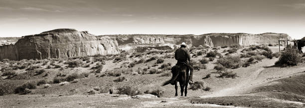 western cowboy nativos americanos a caballo en monument valley tribal park - western usa fotografías e imágenes de stock