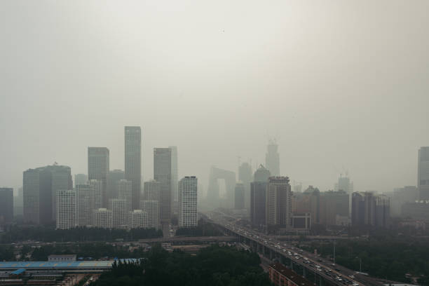 beijing fumaça e poluição de ar - smog china beijing pollution - fotografias e filmes do acervo