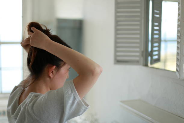 出かける支度をする日本人女性 - bathroom sink window bathroom house ストックフォトと画像