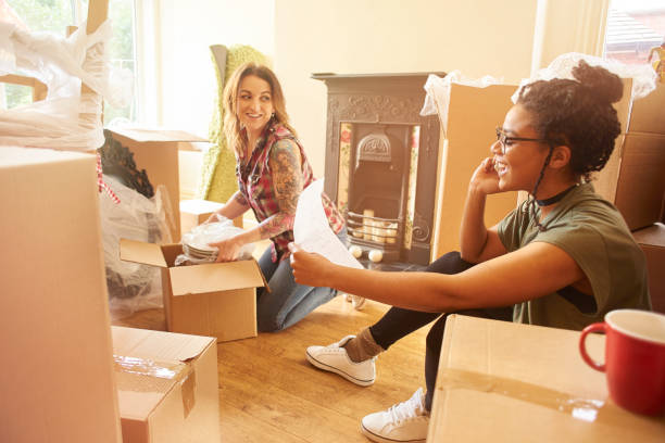 istock finalising their home insurance deal 677920296