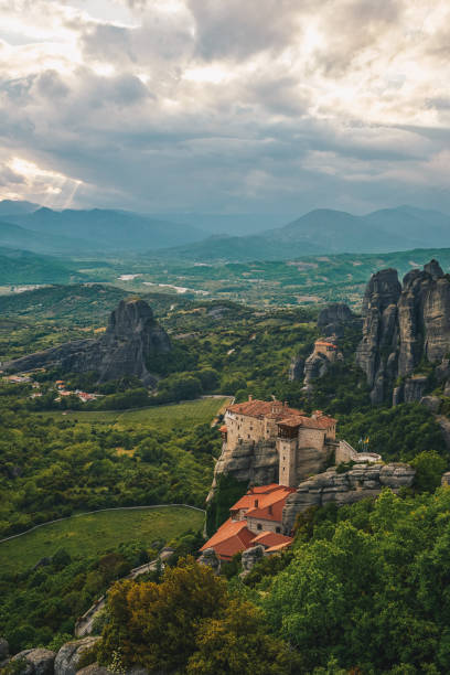 meteora, griechenland. das holly monastery rousanou auf hintergrund. - church religion spirituality holly stock-fotos und bilder