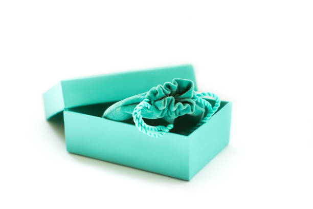 бирюзовая коробка в настоящее время - tiffany box стоковые фото и изображения