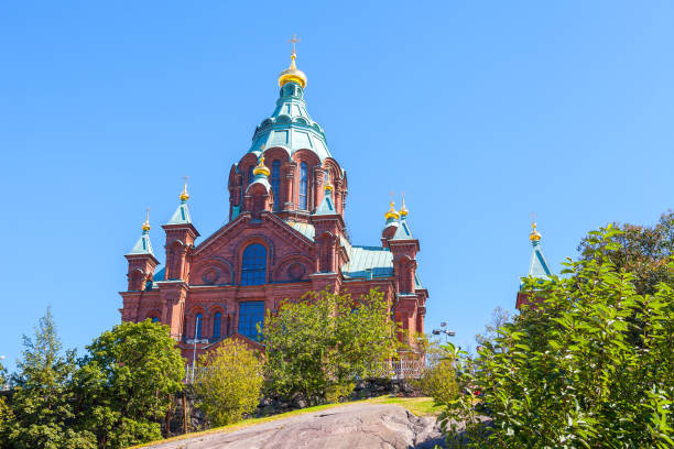 uspenski-kathedrale auf dem hügel am sonnigen sommertag. rote kirche - reiseziel in finnische hauptstadt - cathedral russian orthodox clear sky tourism stock-fotos und bilder