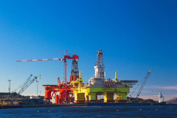 piattaforma petrolifera in manutenzione vicino a bergen, norvegia. - oil rig oil sea mining foto e immagini stock