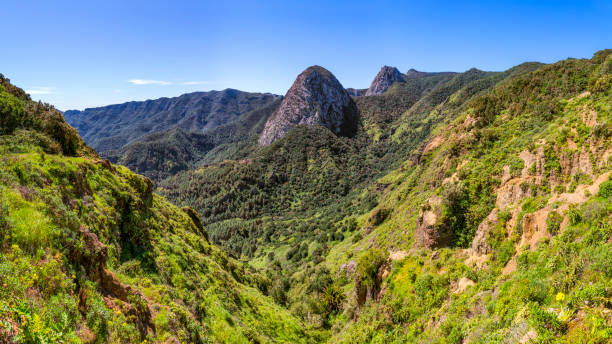 vue panoramique de la roque de ouazene (groupe de bouchons volcaniques « los roques ») dans le parc national de garajonay canaries la gomera - espagne - tenerife spain national park canary islands photos et images de collection