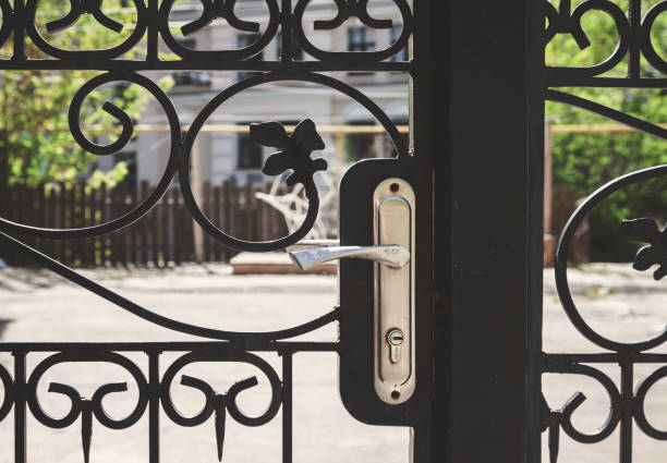 утюг выковал резные уличные ворота с дверной ручкой. крупный план - gate handle door traditional culture стоковые фото и изображения