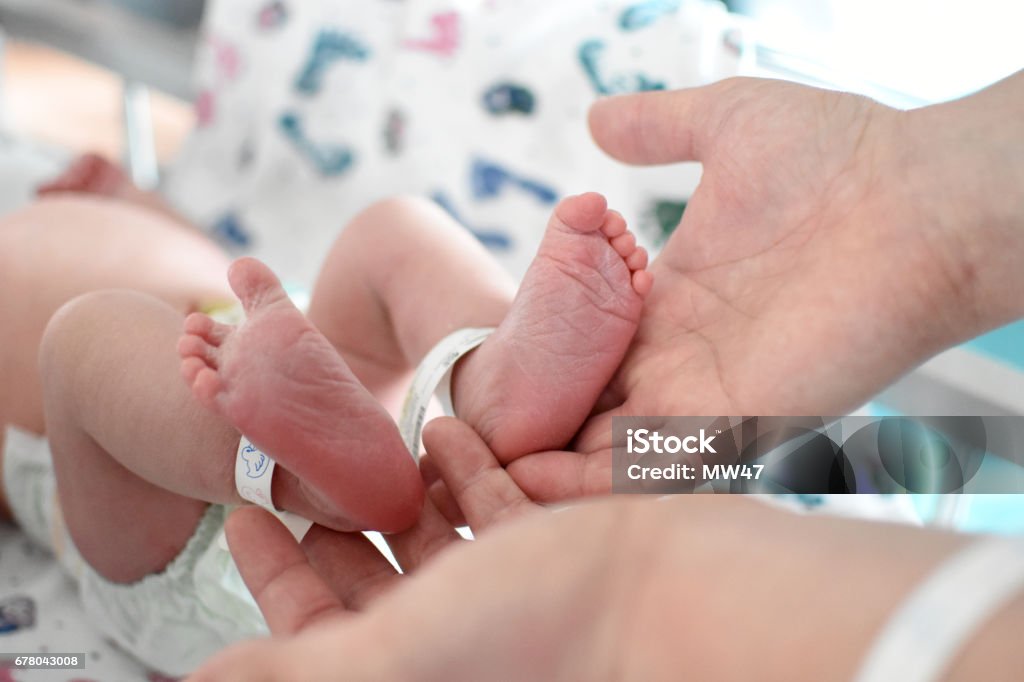 pieds de bébé nouveau-né - Photo de Service de maternité libre de droits