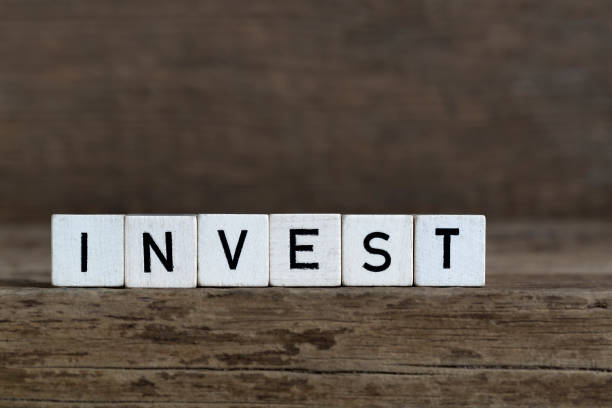 istock Invest, written in cubes 678050050
