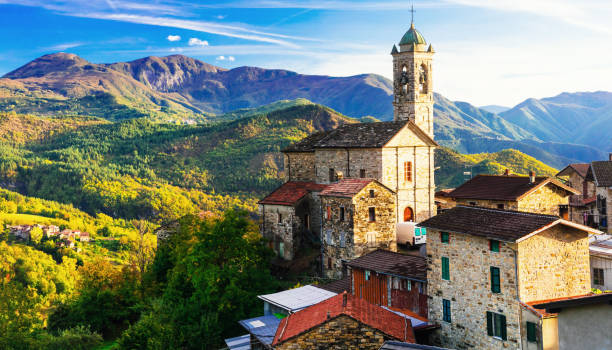 piccolo borgo pittorico in montagna - castelcanafurone, emilia-romagna, italia - romagna foto e immagini stock