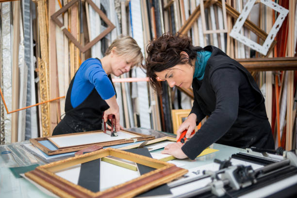 restaurador y framer artesanas de laboratorio: preparación de marcos - anticuario anticuado fotografías e imágenes de stock