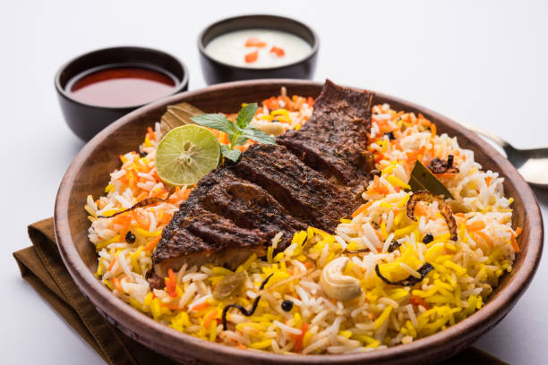 peixe biryani ou peixe arroz - receita não vegetariana popular indiana feita de peixe marinado com especiarias indianas ervas frescas e cozido com arroz basmati, foco seletivo - nonvegetarian - fotografias e filmes do acervo