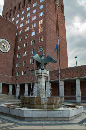 Escultura y fuente frente el Ayuntamiento de Oslo photo