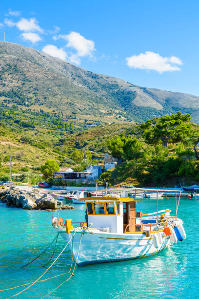 ポートのゾラ村、ケファロニア島、ギリシャの伝統的なギリシャ語漁船 - corfu greece sea beach ストックフォトと画像