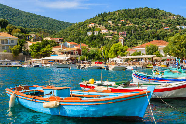 kleurrijke griekse vissersboten in de haven van kioni op het eiland ithaca, griekenland - corfu town stockfoto's en -beelden