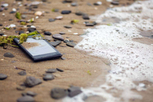 verloren telefoon in de zee - lost phone stockfoto's en -beelden