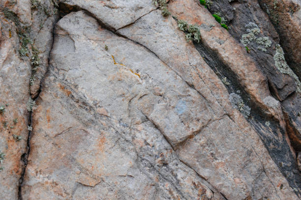 istock Wall fragment with scratches and cracks 678159410