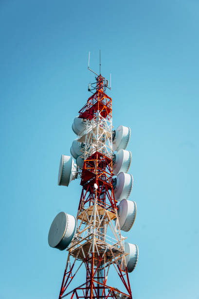 Communications tower A TV / Communications tower under a clear blue sky tecnología inalámbrica stock pictures, royalty-free photos & images