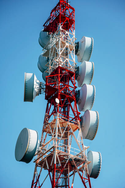 Communications tower A TV / Communications tower under a clear blue sky tecnología inalámbrica stock pictures, royalty-free photos & images