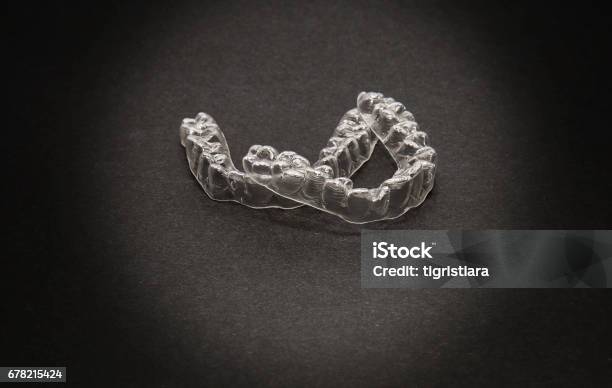 Photo libre de droit de Prothèse De Dents Transparentes Isolées Au Fil Noir Pour Le Design banque d'images et plus d'images libres de droit de Aligneur dentaire